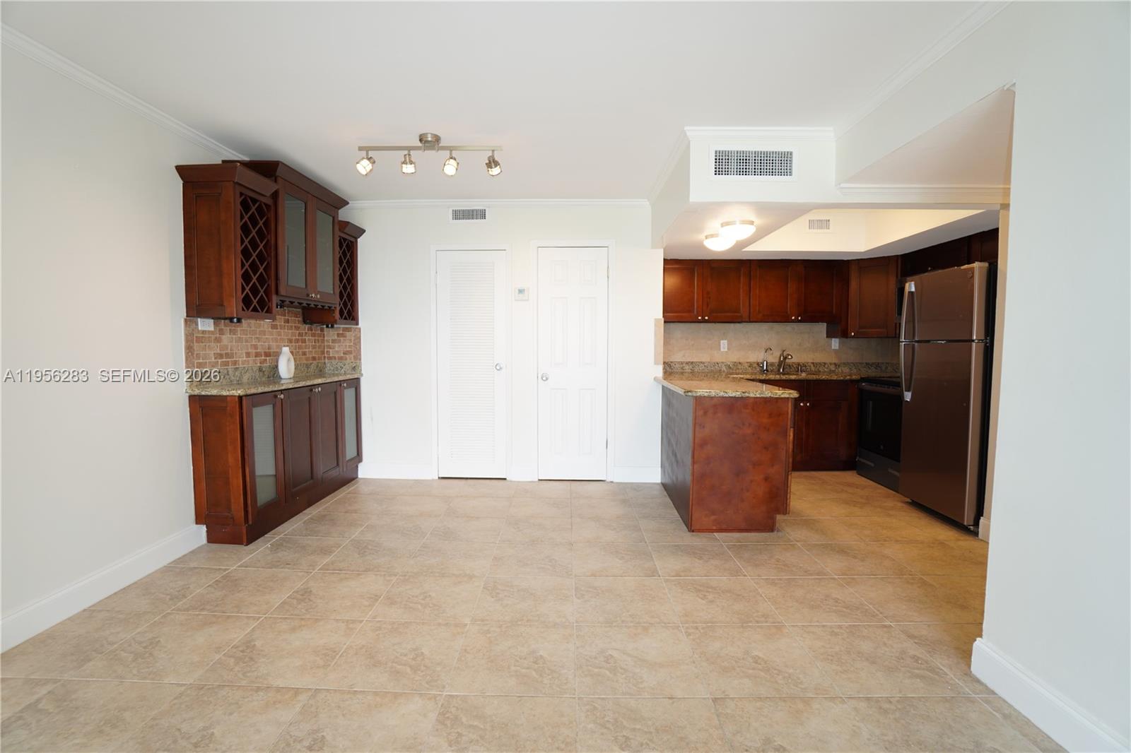 2715 Tigertail Ave 606