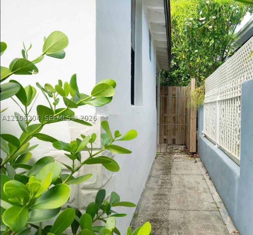 2121 SW 13th Ave Studio