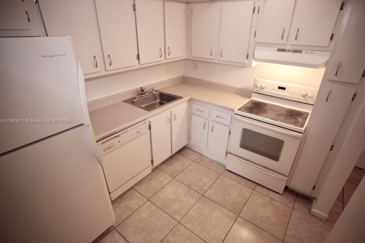 GREAT INVESTOR PROPERTY 2 Beth 2 Bath large master Beth, freshly painted a few months ago, ground floor unit, gated community with Clubhouse, Swimming Pool, Gym.Pet ok, No age restriction,Rented until December 2025 for $1700. Cash Offers Only contingent to visual Inspection. DO NOT disturb the TENANTS.