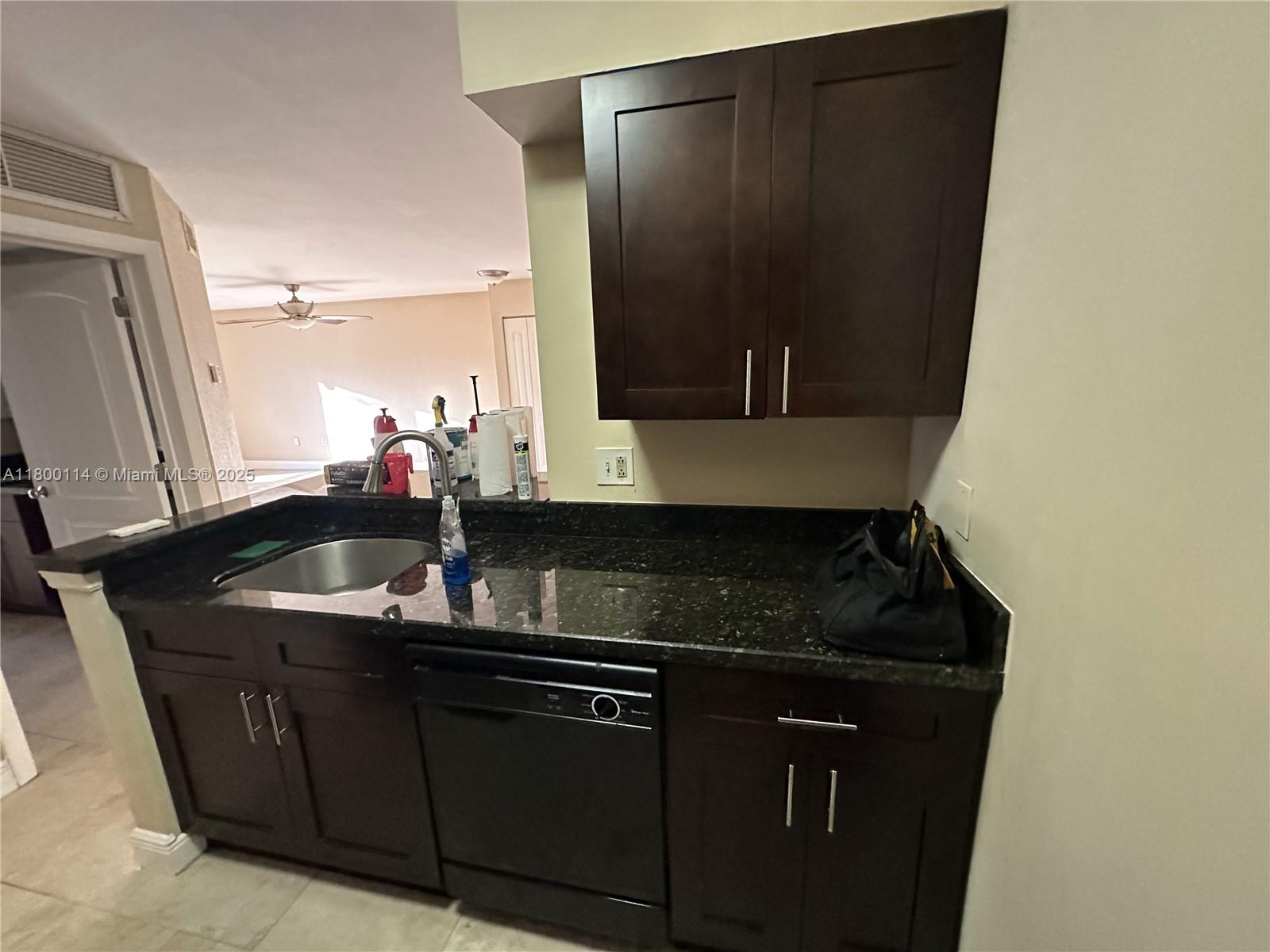 2820 N Oakland Forest Dr 208, Oakland Park, Miami-Dade County, Florida - 1 Bedrooms  
1 Bathrooms - 