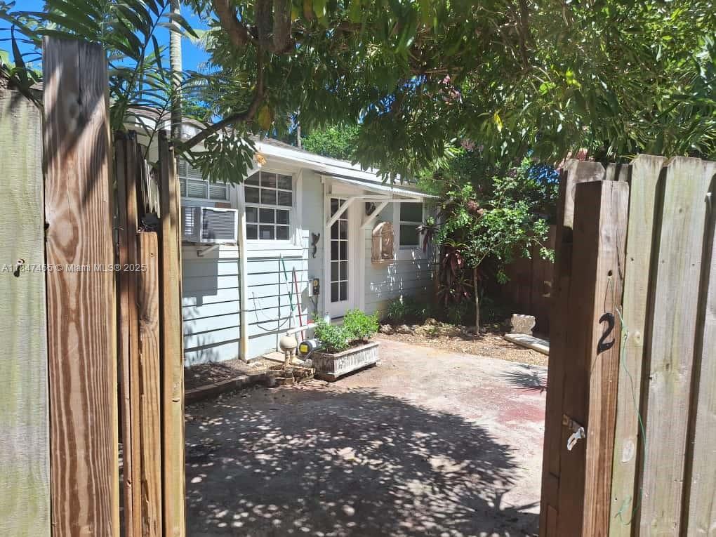 ?? For Rent: $1,800/M | 1 Bed | 1 Bath | 1,486 Sq Ft | Charming Home in Fort Lauderdale, FL
Discover this charming 1-bedroom, 1-bathroom single-family home at 1121 NE 1st Ave, Fort Lauderdale, FL 33304-1904. Built in 1936 , this residence offers 1,486 sq ft of living space on a generous 10,144 sq ft lot. Located in the Progresso 2-18 D subdivision , it boasts good walkability and a classic concrete and brick exterior. Utilities like municipal water and sewer are available , and the property is zoned RD-15. The tenant is responsible for all utilities. Schedule a private tour to explore this lovely rental gem.