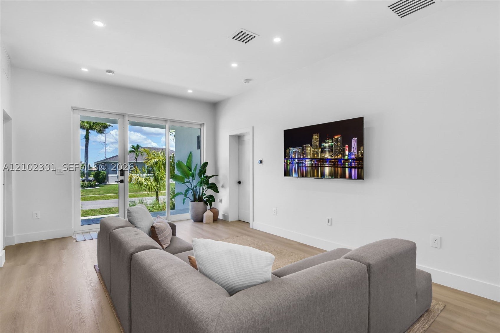 824 ROSE CT
