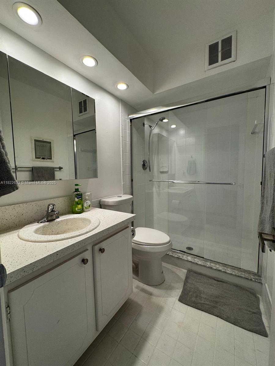 SHORE CLUB APTS A INC - Residential Lease