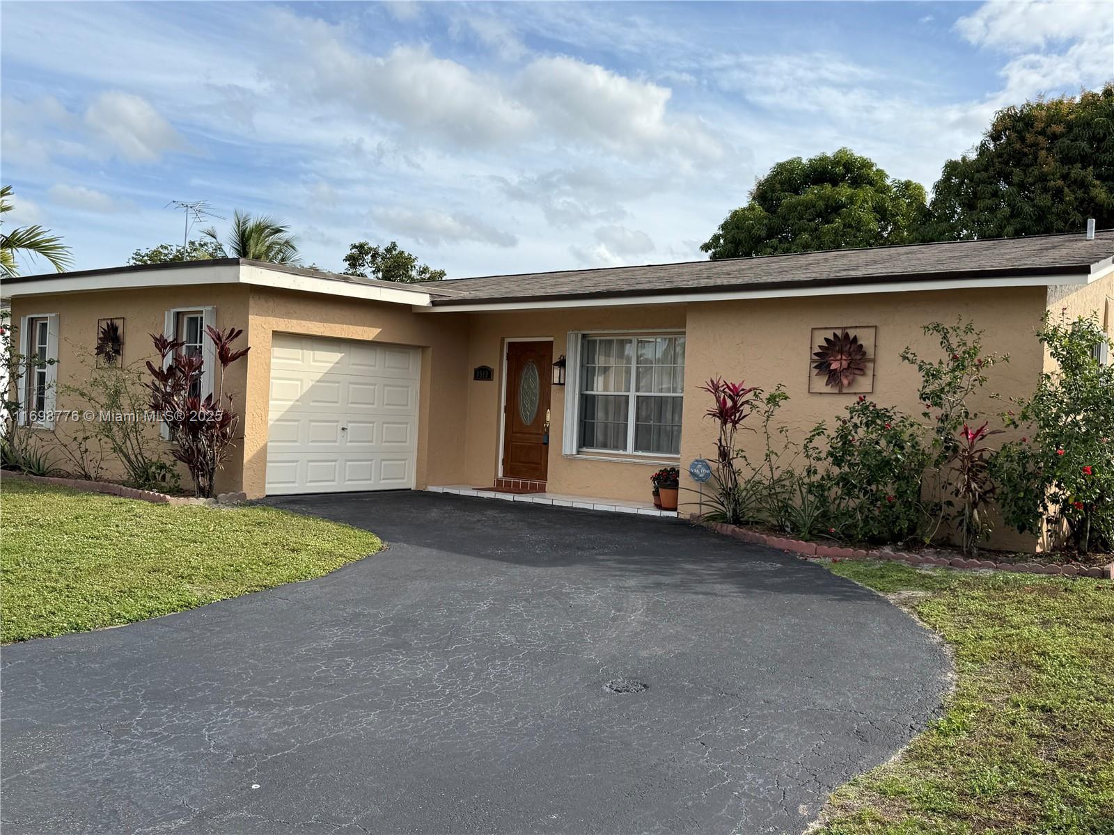 8510 Nw 3rd St, Pembroke Pines, Miami-Dade County, Florida - 2 Bedrooms  
2 Bathrooms - 