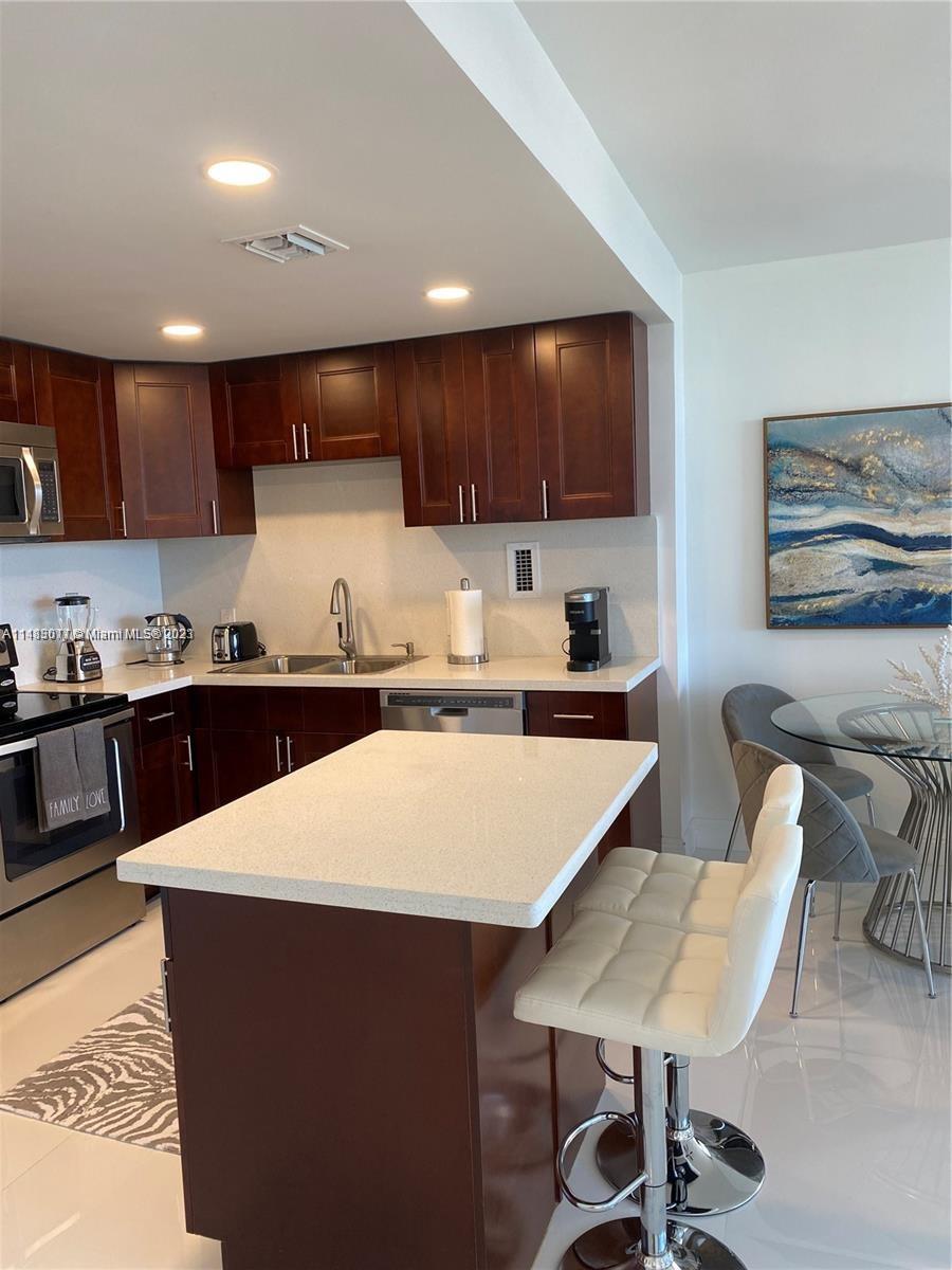 ALEXANDER TOWERS CONDO - Residential Lease