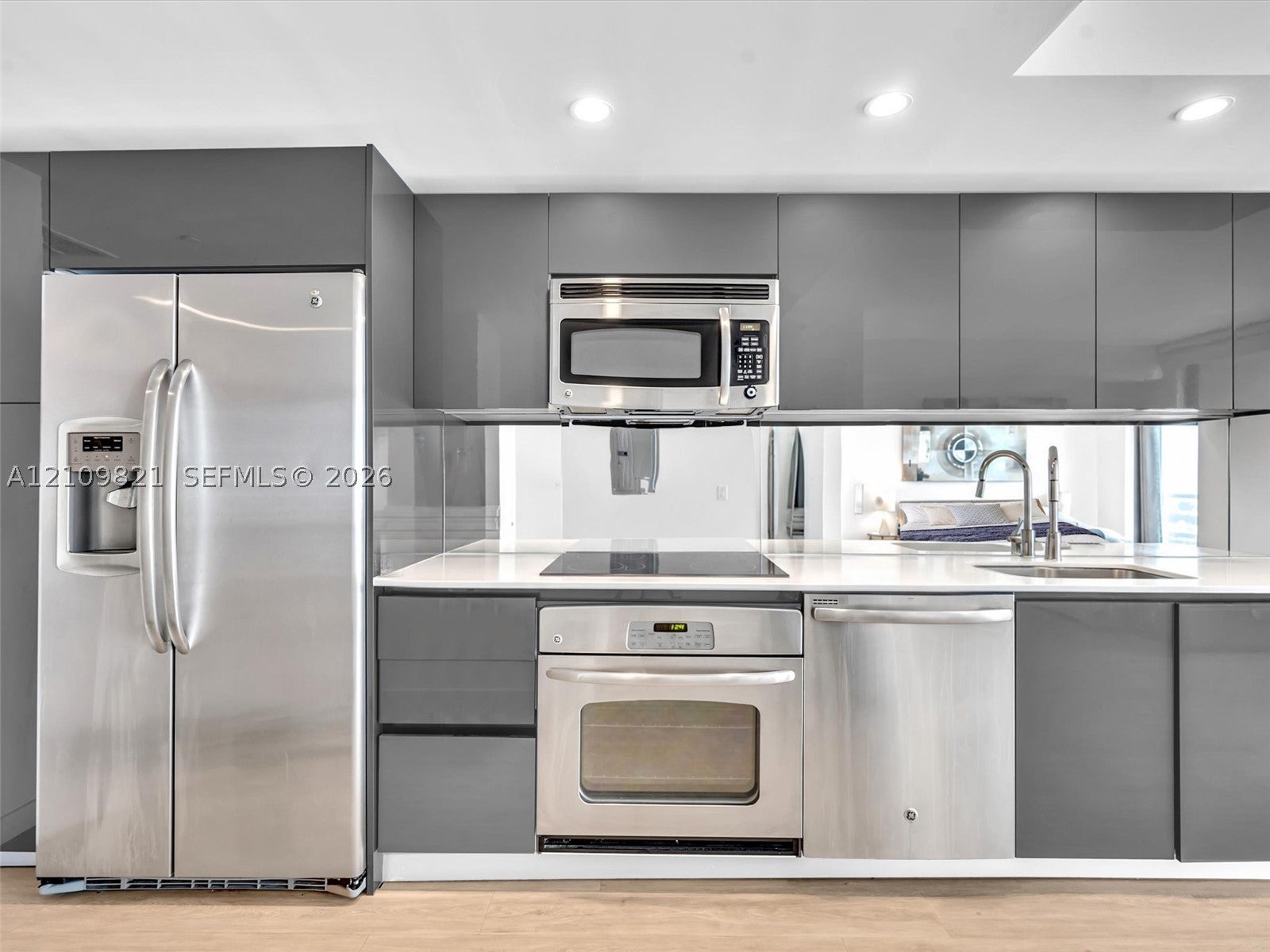 31 SE 6th St 2103