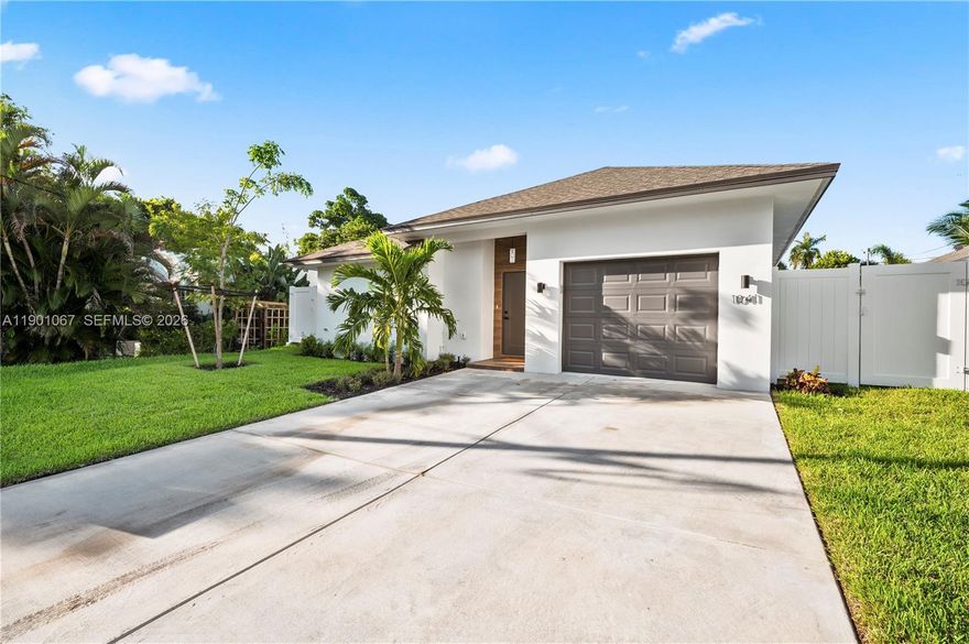 Attention Investors and Families!
Stunning new 2023 home in West Palm Beach with 3 bedrooms, 2.5 baths, and 2,171 sq. ft. of elegant living. Perfect for short-term rentals with income potential up to $110,000/year at $400 per night. Features high ceilings, impact windows/doors, open kitchen with stainless steel appliances, and large tile floors. Enjoy a private fenced backyard ideal for relaxing or entertaining.
Prime location next to the Palm Beach Zoo & Dreher Park, just 10 minutes to the beach. A rare opportunity. Ideal for both families and investors!