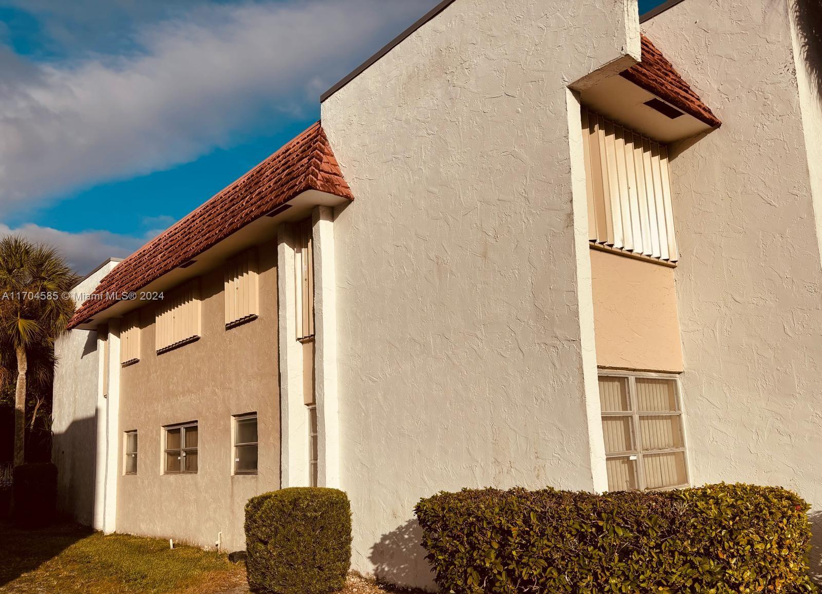 LAS VISTAS L IN INVERRARY - Residential