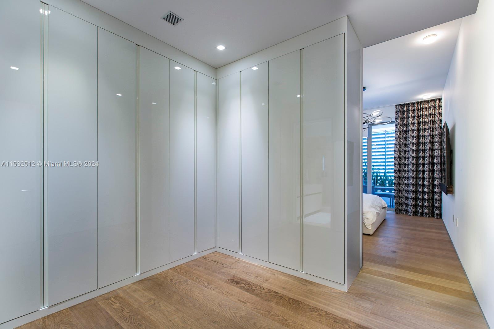 LOUVER HOUSE CONDO - Residential