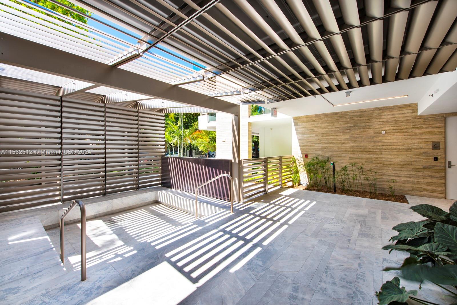 LOUVER HOUSE CONDO - Residential