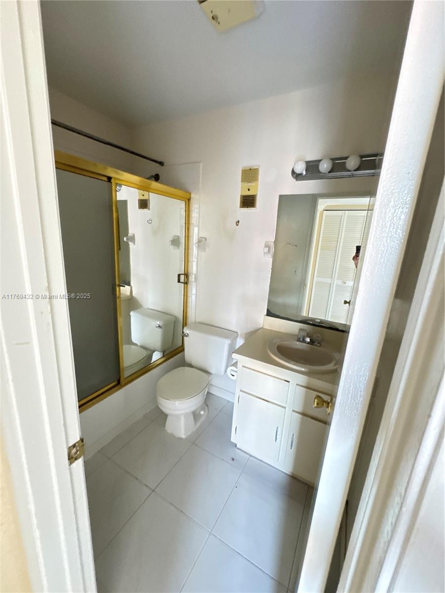 LAGO GRANDE THREE-A CONDO - Residential