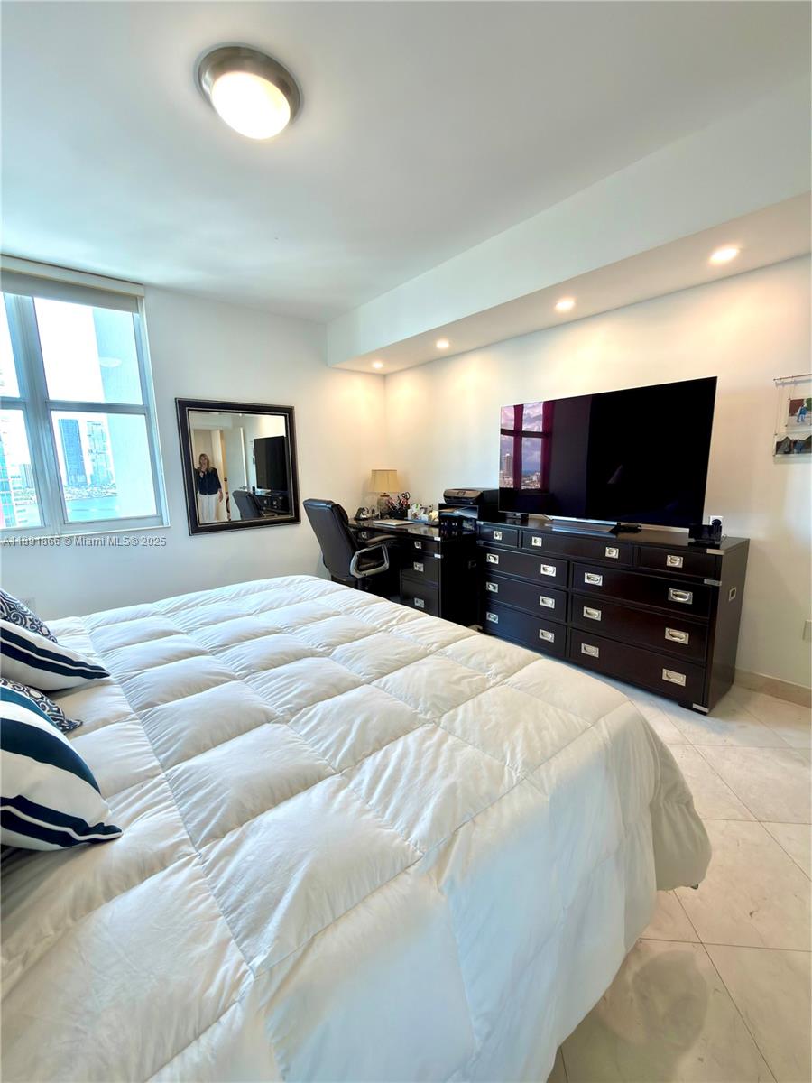 AVENTURA MARINA CONDO - Residential