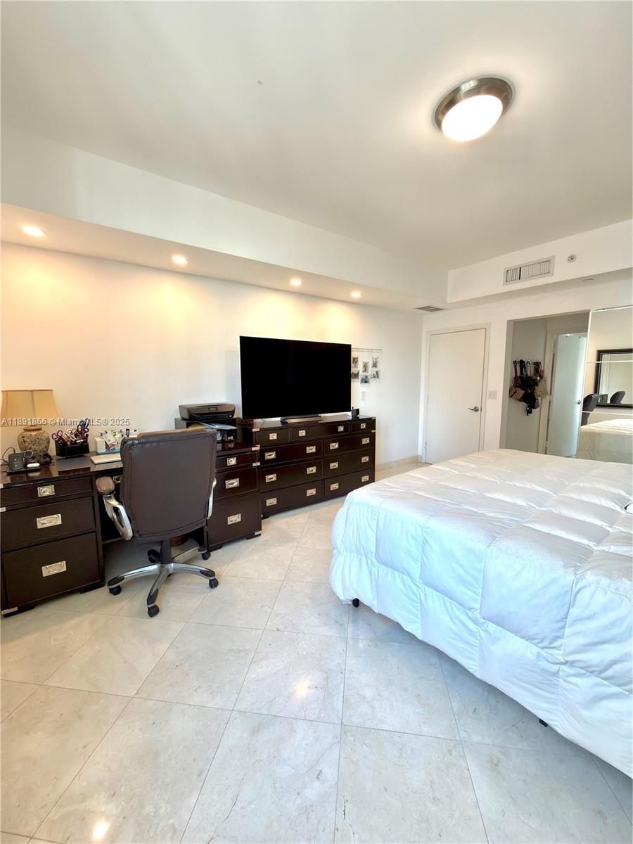 AVENTURA MARINA CONDO - Residential