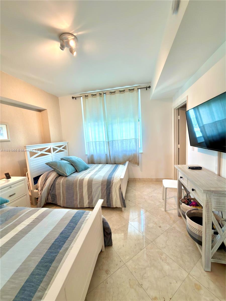 AVENTURA MARINA CONDO - Residential