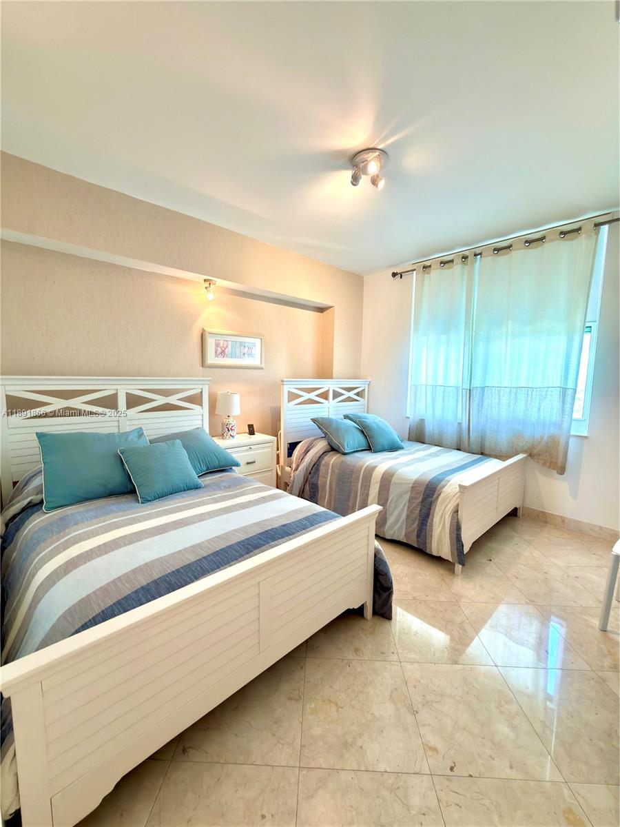 AVENTURA MARINA CONDO - Residential