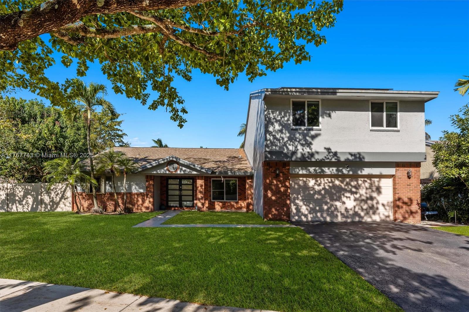 621 Lexington Ave, Davie, Broward County, Florida - 4 Bedrooms  
3 Bathrooms - 