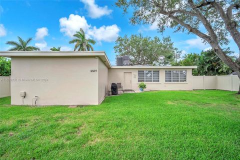 Single Family Residence in Hollywood FL 5507 Mckinley St St 21.jpg