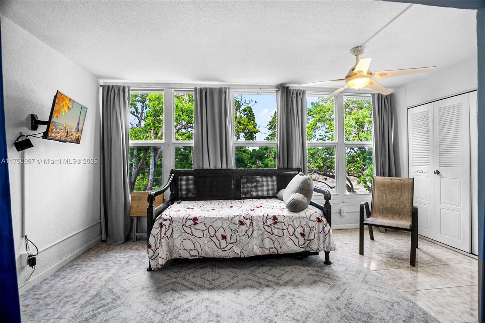SOUTHAMPTON CONDO - Residential