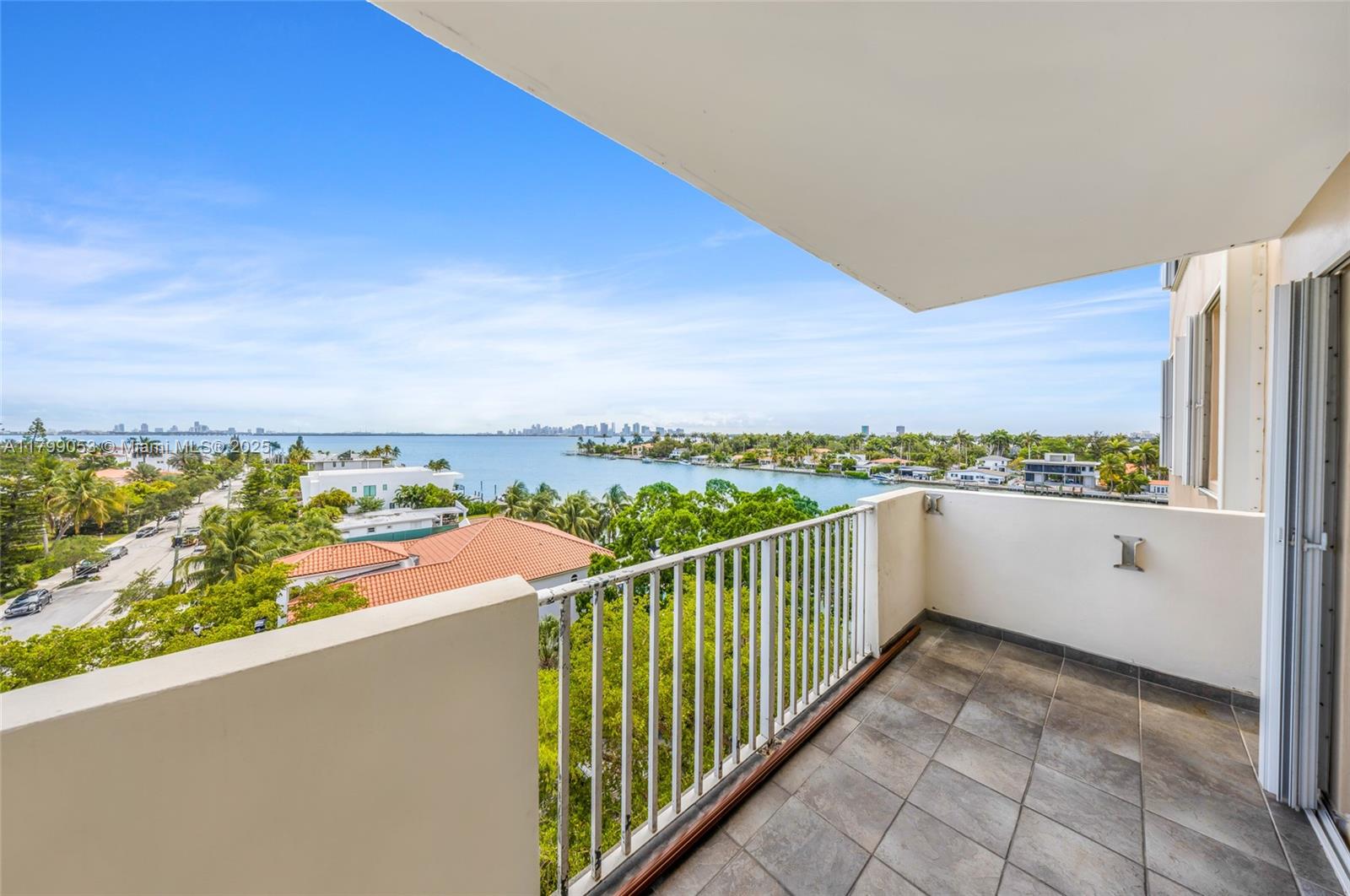 1455 N Treasure Dr 7J