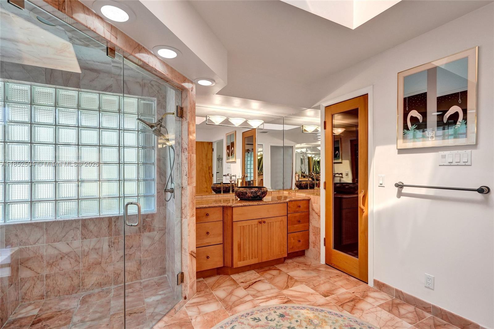 WHISPERING WOODS - Residential