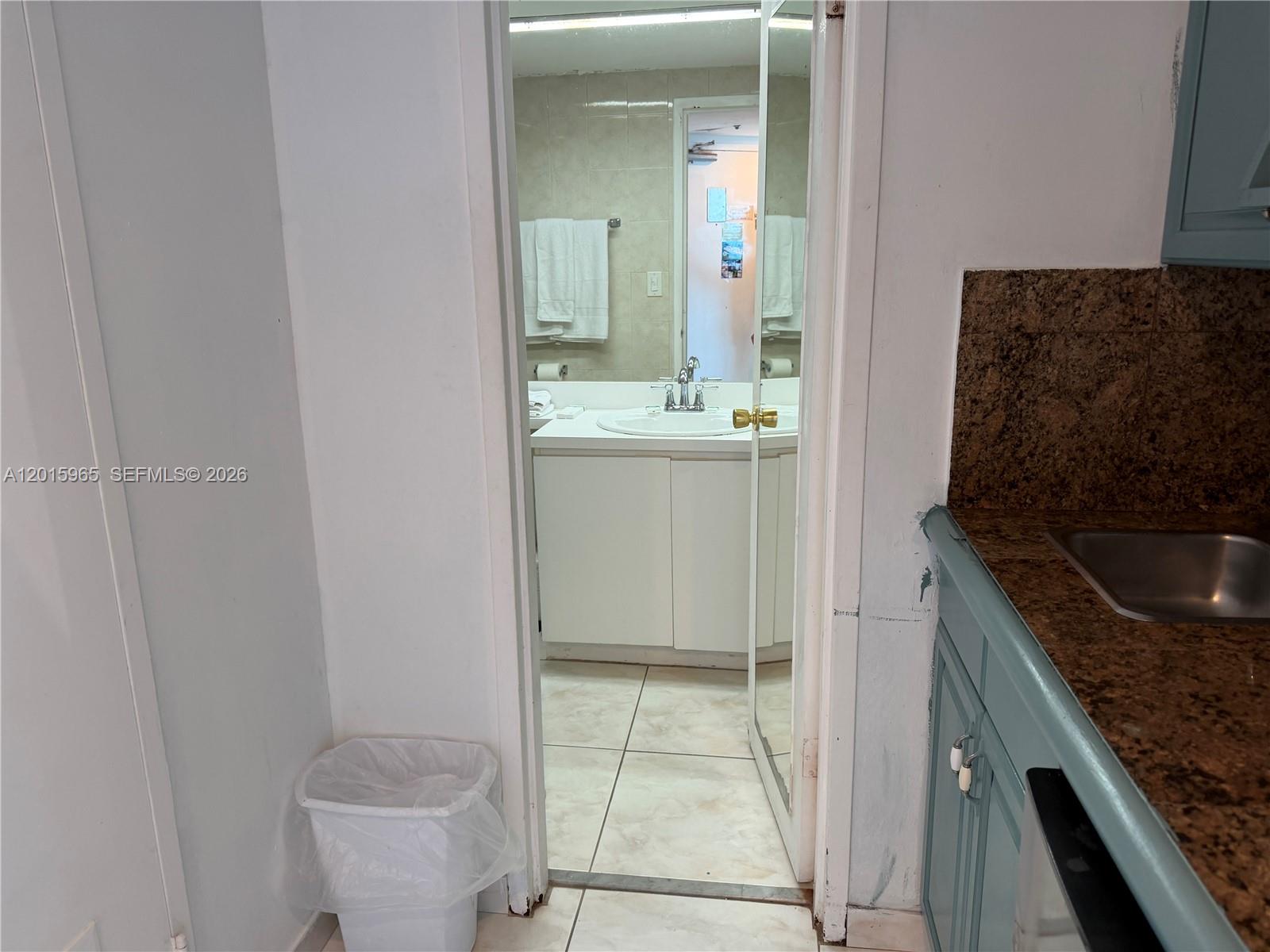 5445 Collins Ave 1606