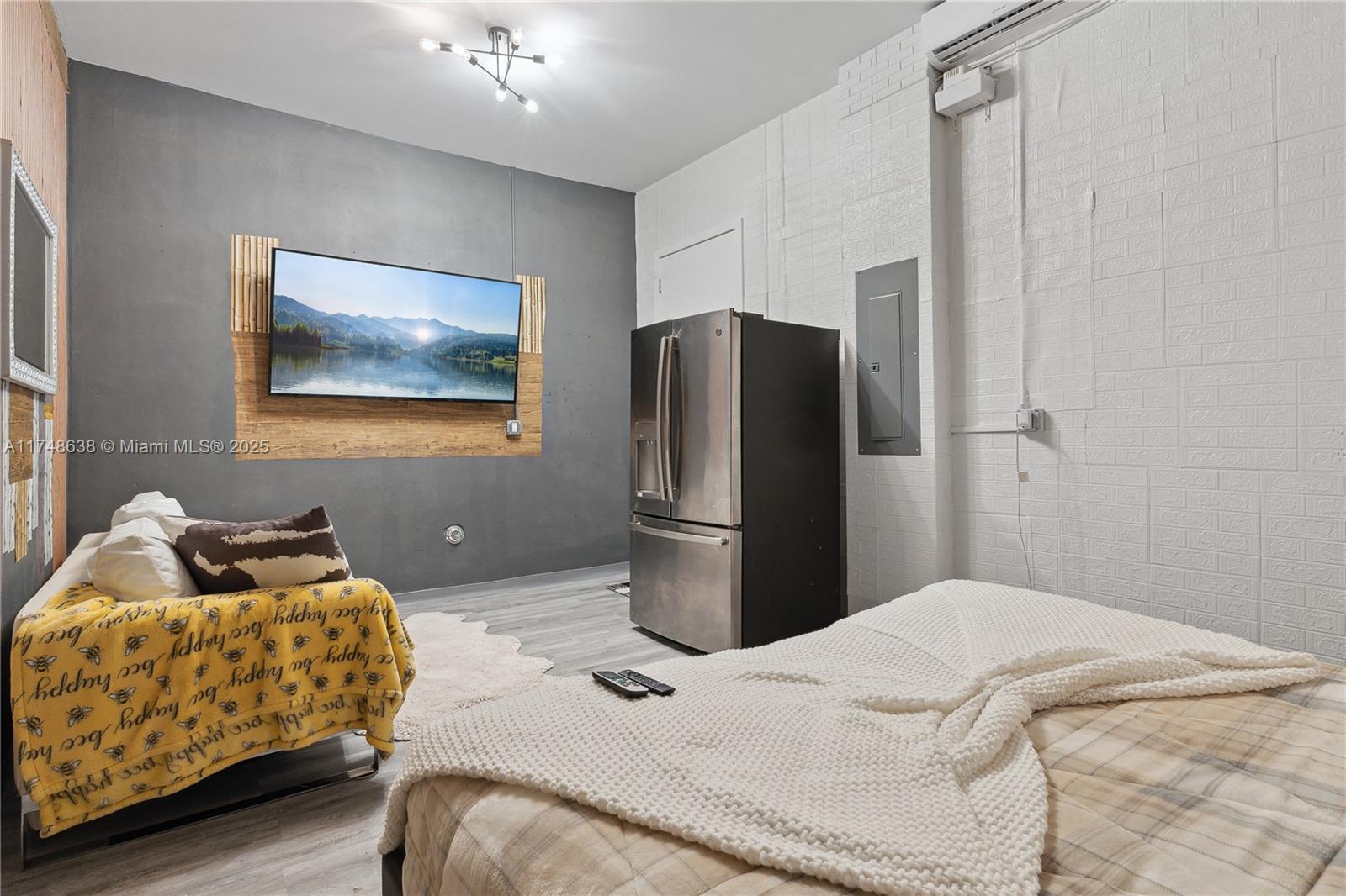 AMND MIAMI SUBURBAN ACRES - Residential Lease