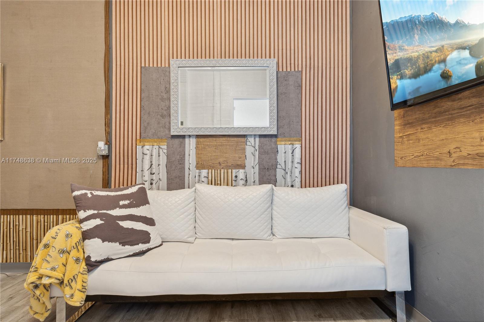 AMND MIAMI SUBURBAN ACRES - Residential Lease