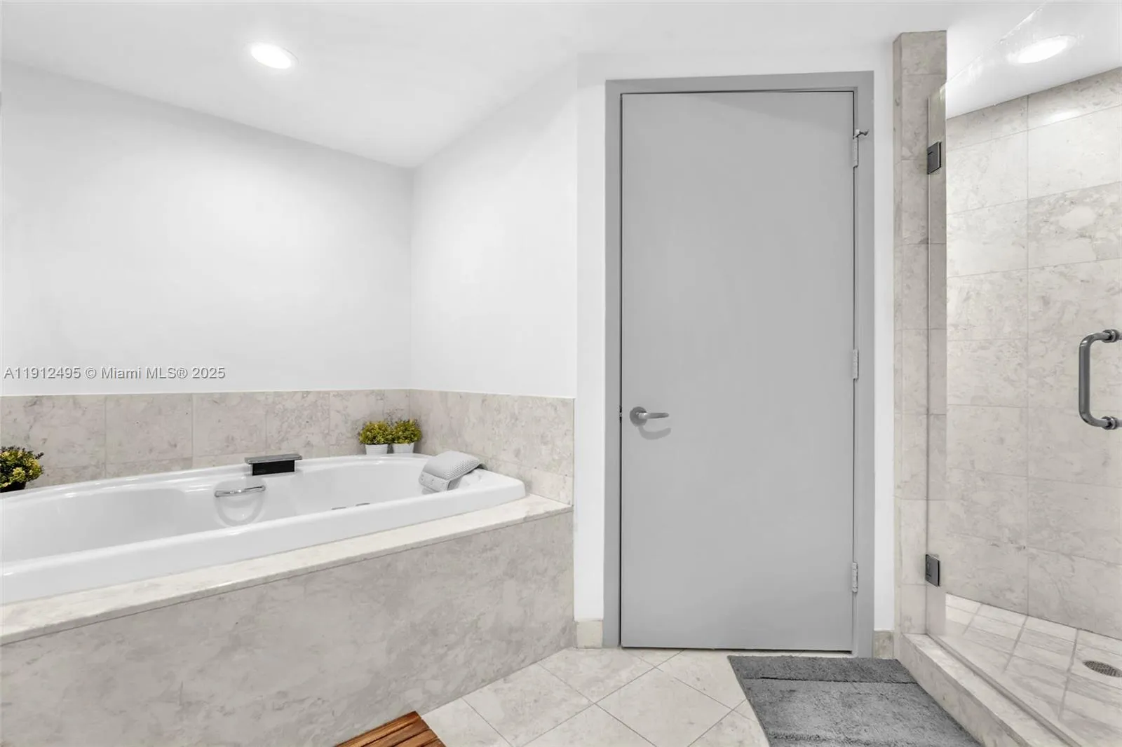 Miami, Florida 33131, United States, 2 Bedrooms Bedrooms, ,3 BathroomsBathrooms,Residential,Active,243015