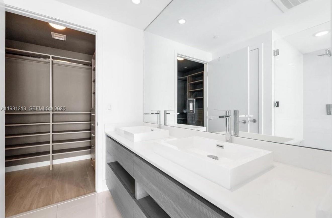 ICON BAY CONDO - Residential Lease