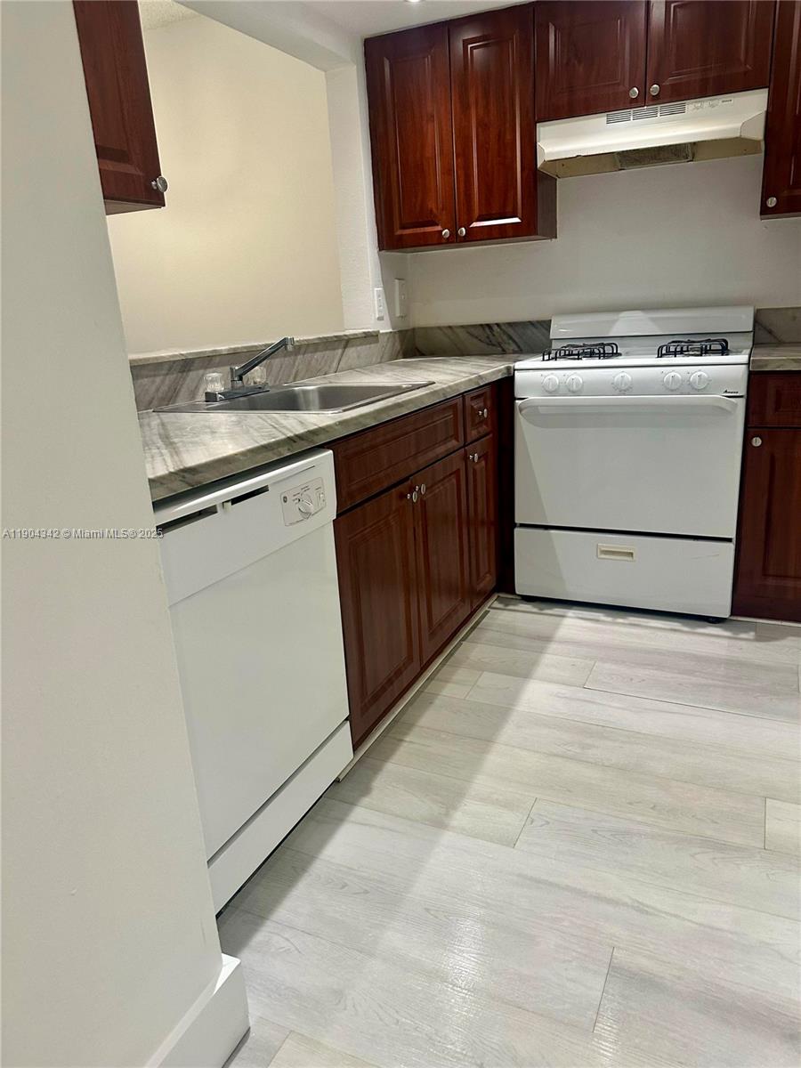 Move-in ready! Only first and security deposit. Enjoy resort-style living in the gated community of Venetian Gardens with awesome amenities like a gym, tennis court, BBQ area, security patrol, plenty of parking, and a beautiful pool.
This 1-bedroom, 1.5-bath loft-style condo is vacant and ready for you to call home!