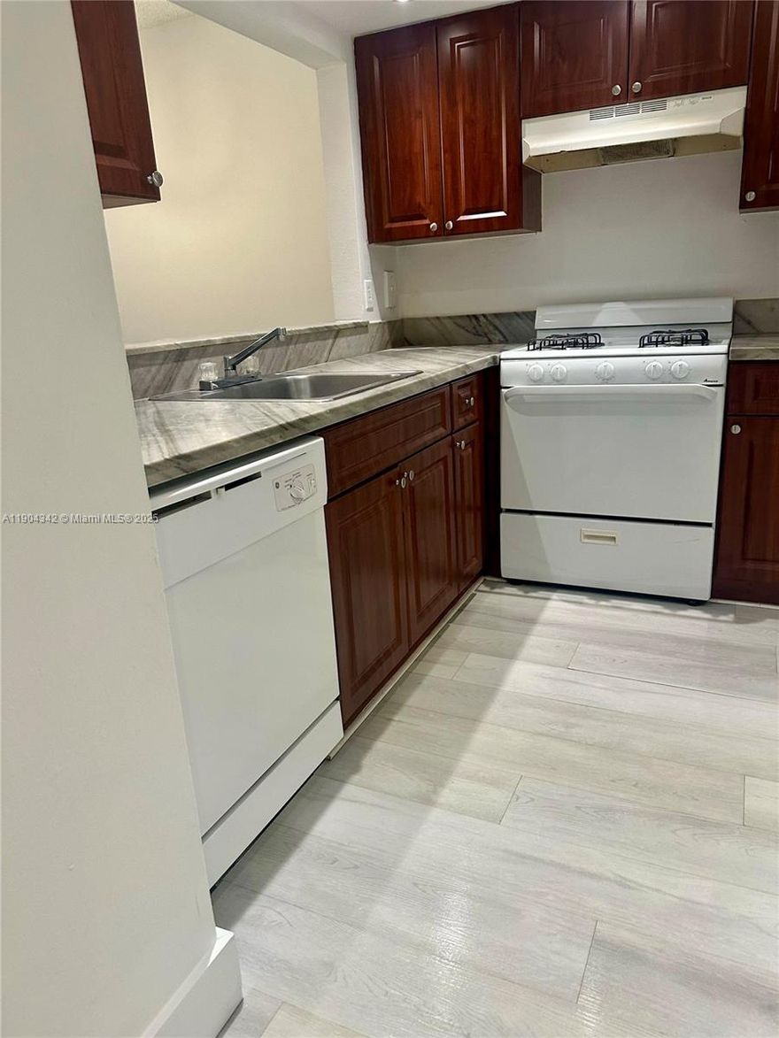 Move-in ready! Only first and security deposit. Enjoy resort-style living in the gated community of Venetian Gardens with awesome amenities like a gym, tennis court, BBQ area, security patrol, plenty of parking, and a beautiful pool.
This 1-bedroom, 1.5-bath loft-style condo is vacant and ready for you to call home!