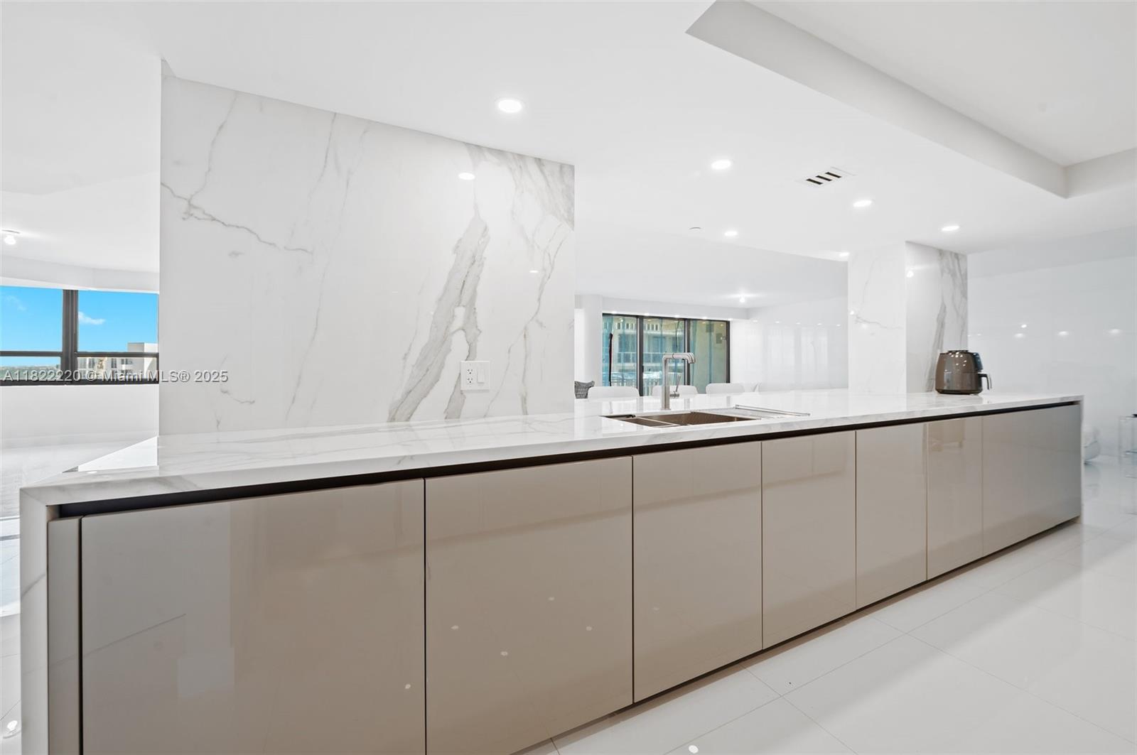 KENILWORTH CONDO - Residential