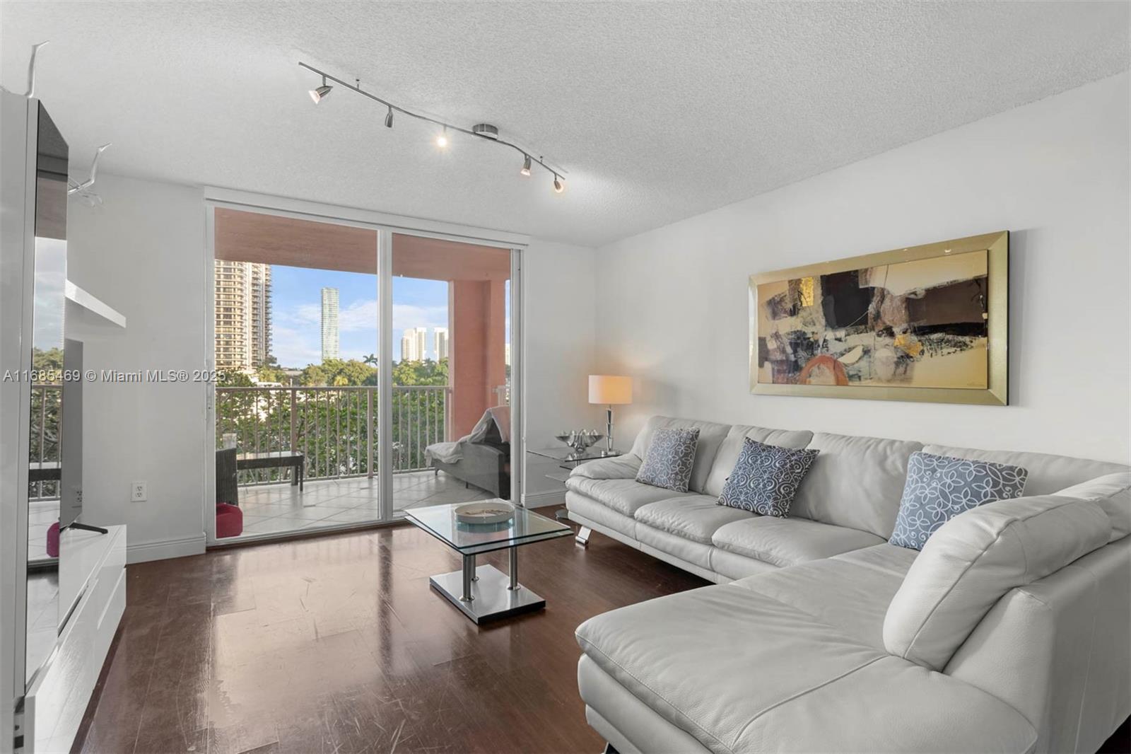 Rental Property at 19655 E Country Club Dr 6304, Aventura, Miami-Dade County, Florida - Bedrooms: 2 
Bathrooms: 2  - $3,200 MO.