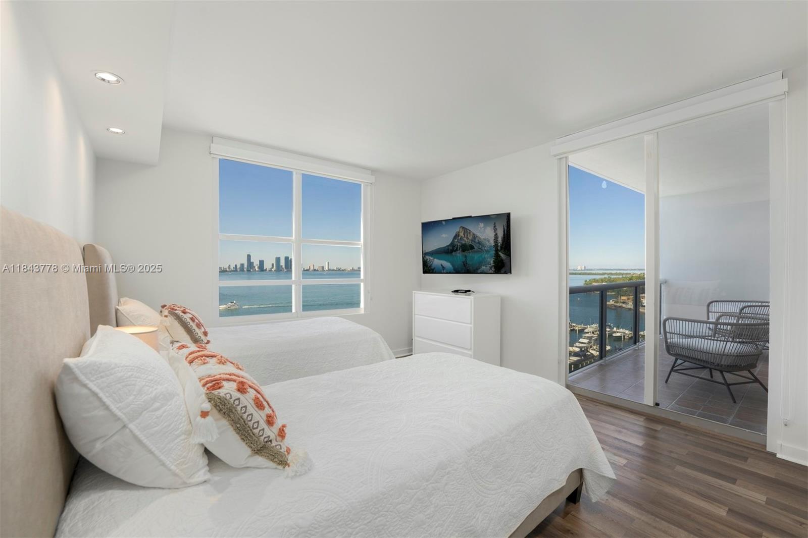 SUNSET HARBOUR SOUTH COND - Residential Lease