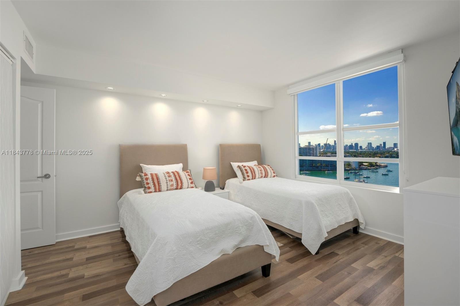 SUNSET HARBOUR SOUTH COND - Residential Lease