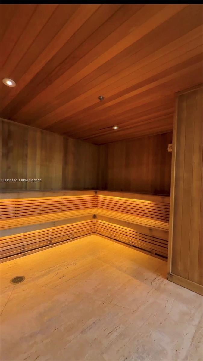 THE HARBOUR SOUTH CONDO - Residential