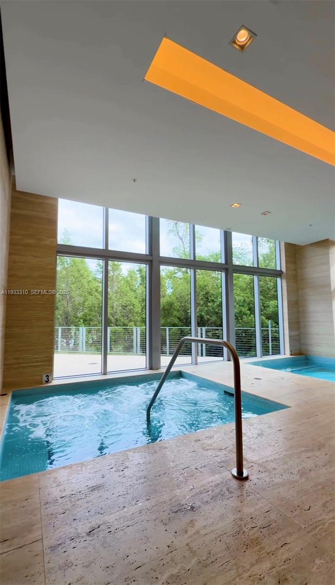 THE HARBOUR SOUTH CONDO - Residential