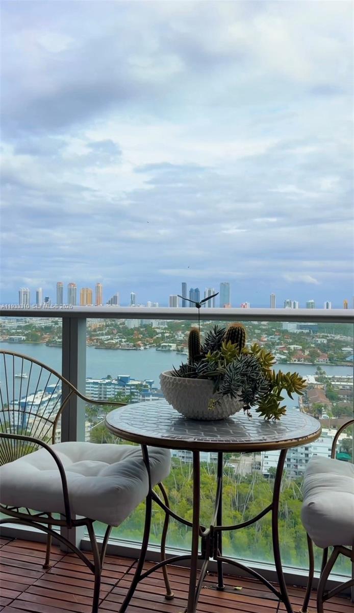 THE HARBOUR SOUTH CONDO - Residential
