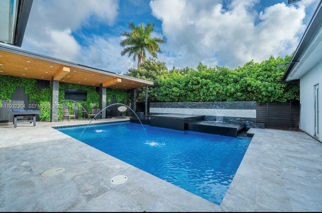 FAIRFIELD MANORS - Residential