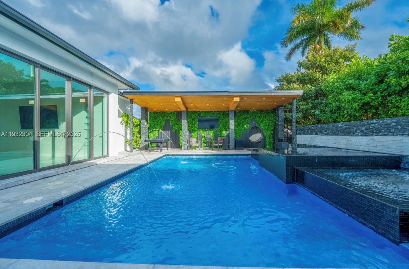 FAIRFIELD MANORS - Residential