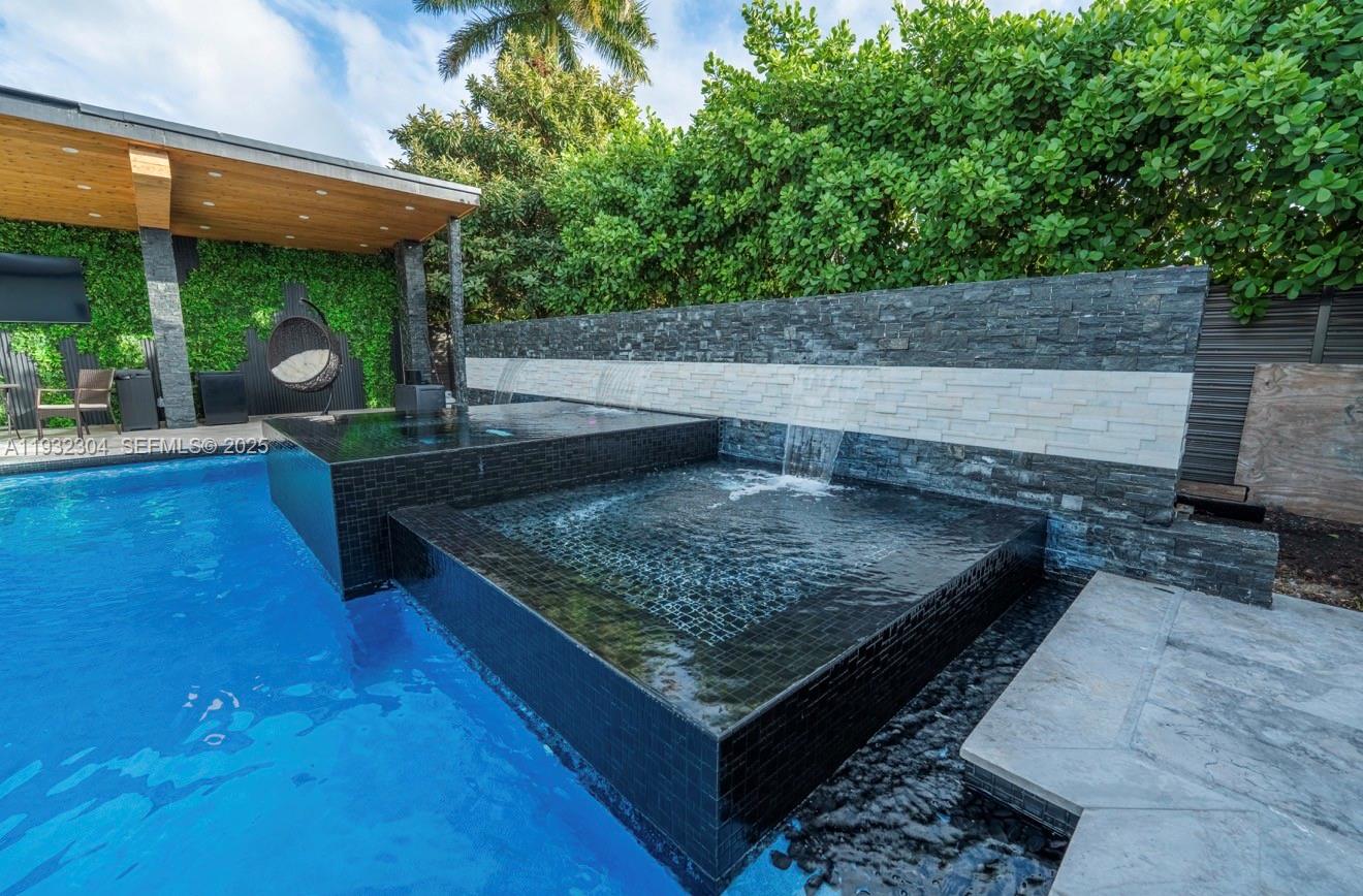 FAIRFIELD MANORS - Residential