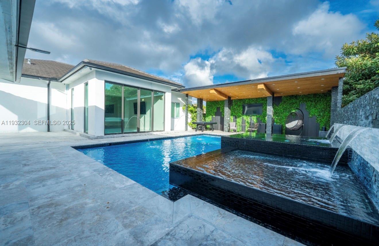 FAIRFIELD MANORS - Residential