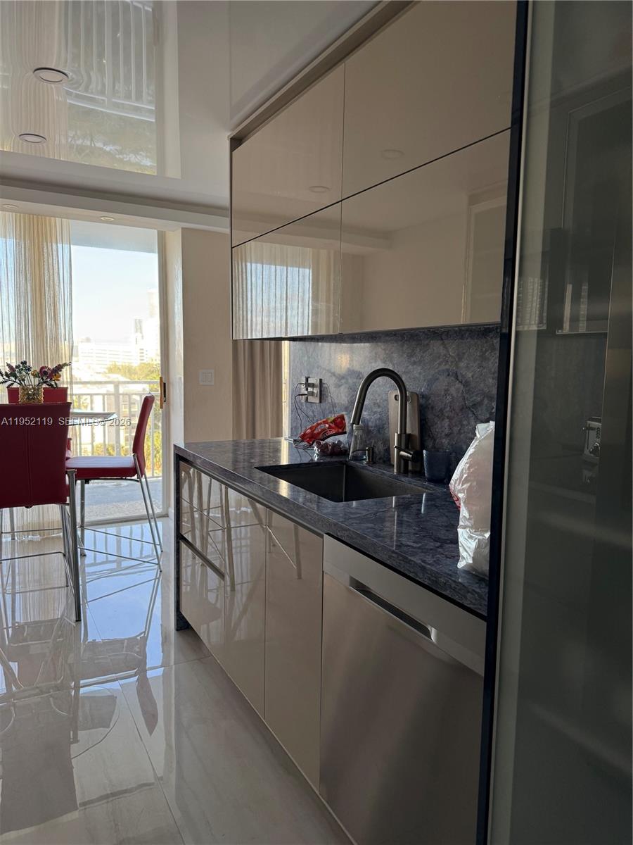 WINSTON TOWERS 600 CONDO - Residential