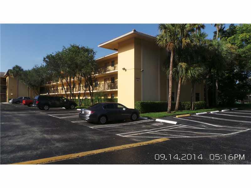 Great unit in Coral Springs Area with Lake view on the second floor, Washer and Dryer included Remodel Kitchen. good condition, close to mayor highways, Schools and Shopping's