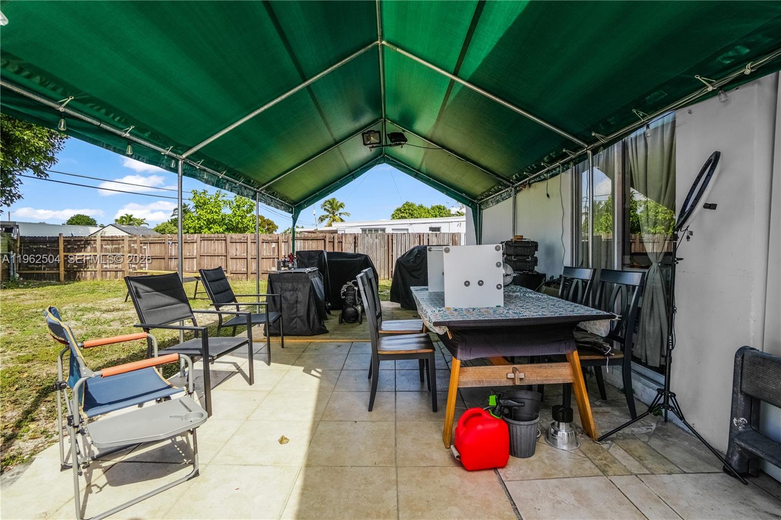 TROPICAL ESTATES - Residential