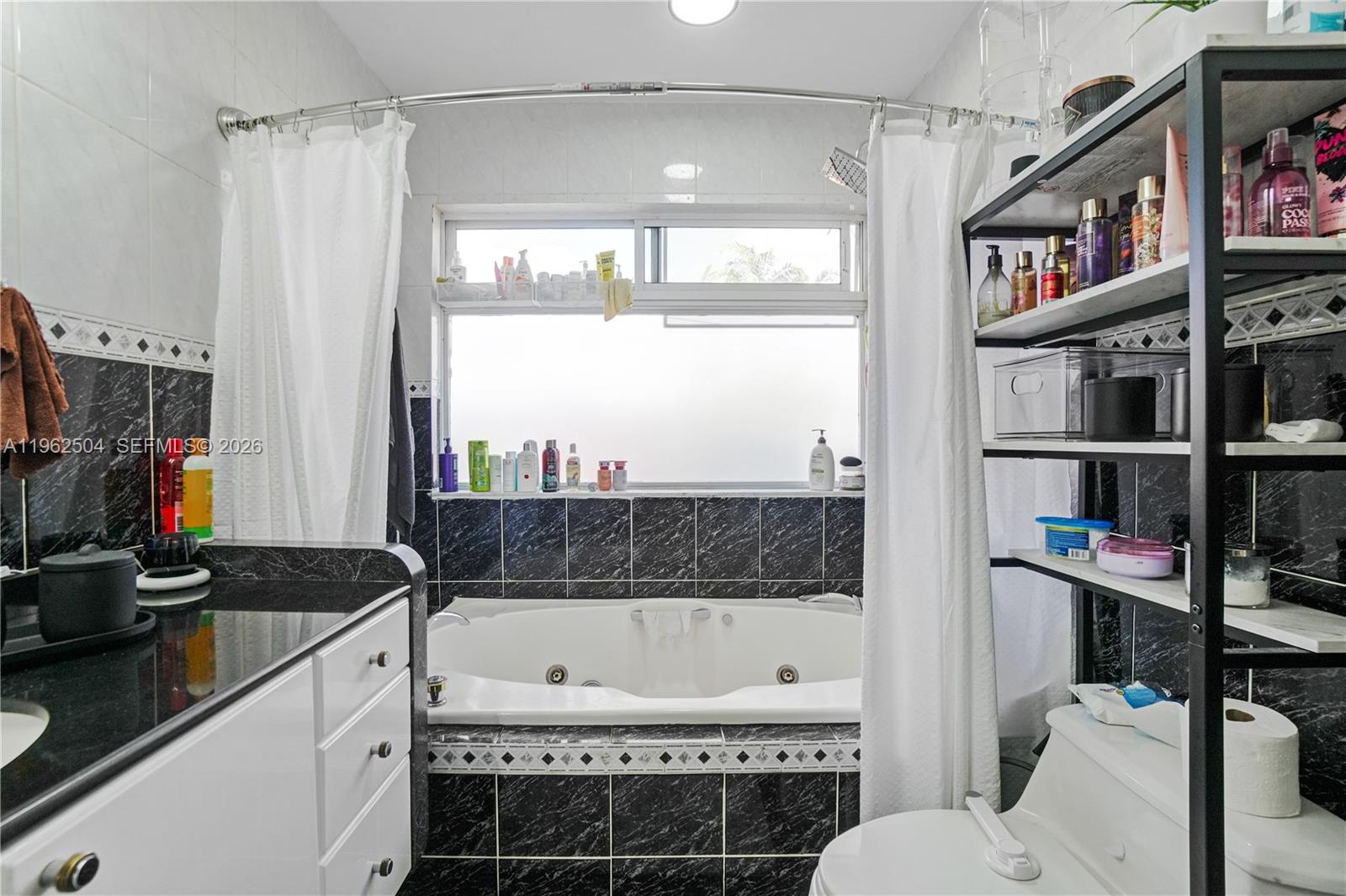 TROPICAL ESTATES - Residential