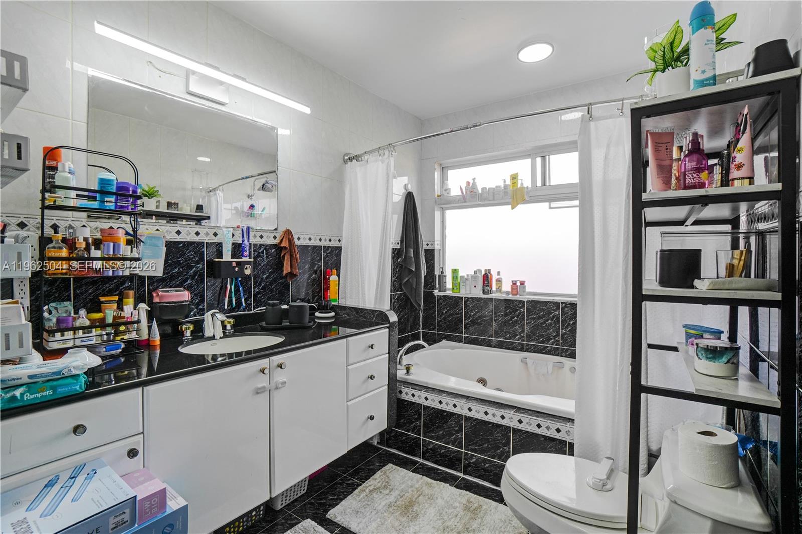 TROPICAL ESTATES - Residential