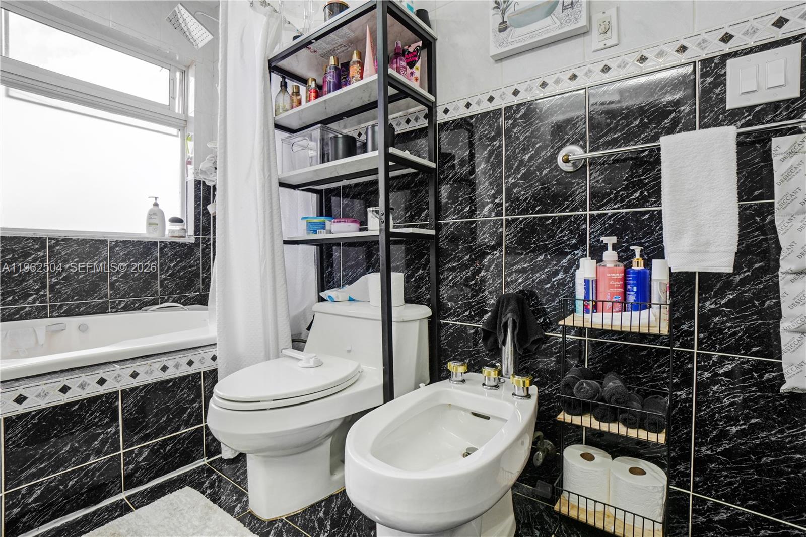 TROPICAL ESTATES - Residential