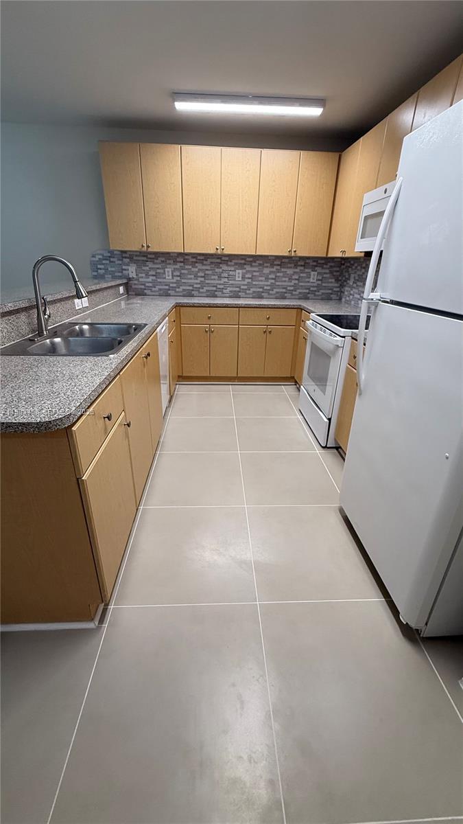 THE COURTS AT BAYSHORE I - Residential