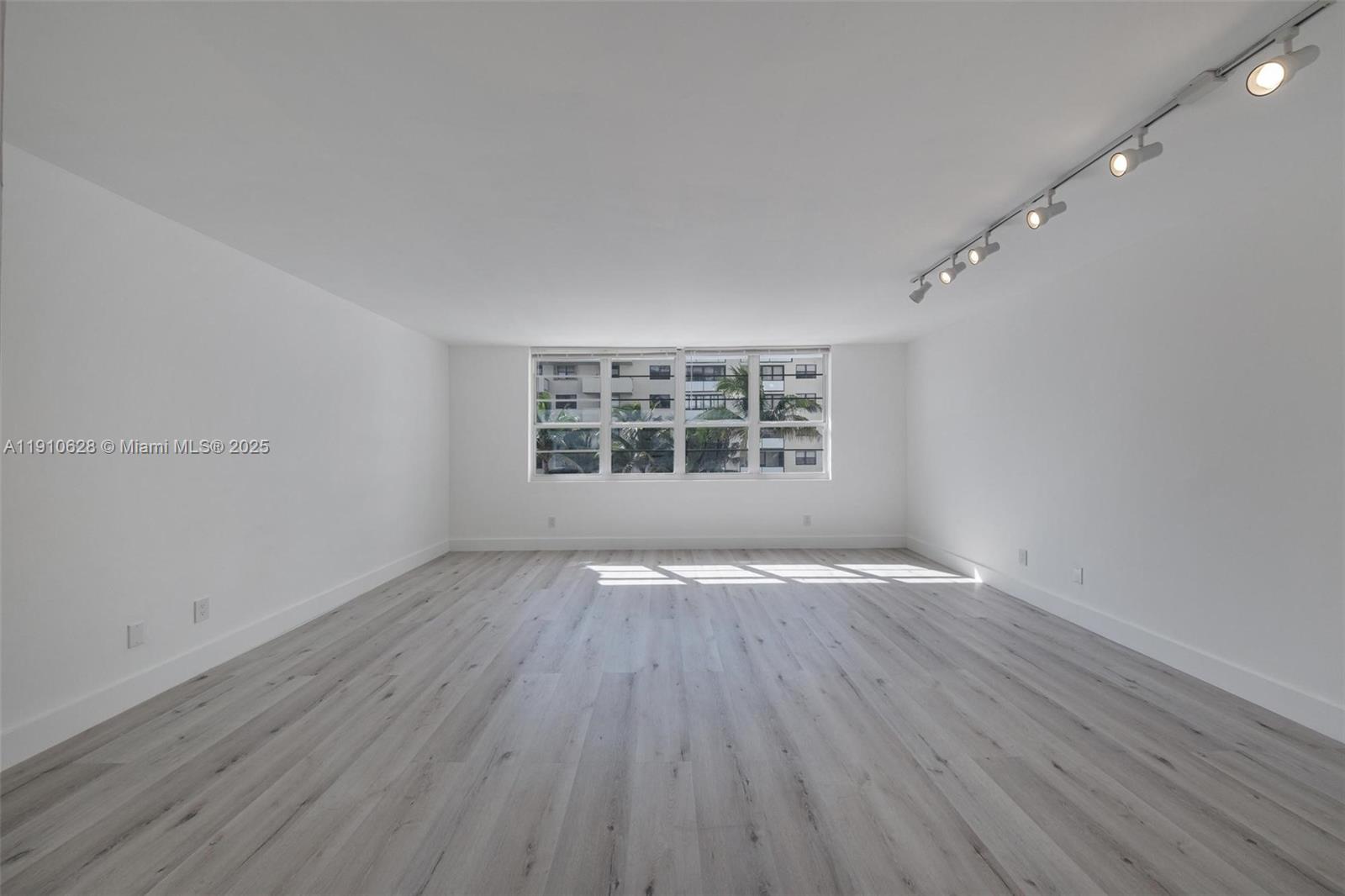 THE DECOPLAGE CONDO - Residential